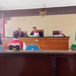 Terdakwa saat mendengarkan hasil putusan dalam sidang di PN Tuban.