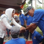 Wali Kota Mojokerto Ika Puspitasari saat bersalaman dengan salah satu tukang becak yang hadir di tasyakuran.