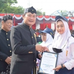 Bupati Lamongan, Yuhronur Efendi, saat memberikan penghargaan kepada siswa berprestasi.