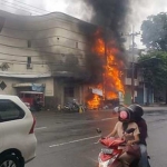 Kobaran api saat membakar kios tambal ban, tiga motor, dan gardu listrik.