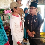 Wali Kota Malang Sutiaji saat bertamu ke rumah Sugianto, warga RW 4 Kelurahan Kedungkandang, Kota Malang untuk memastikan kelayakan menerima bantuan sosial yang diajukan di APBD Tahun 2020, Senin (02/12). foto: IWAN IRAWAN/HARIAN BANGSA