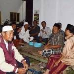 Ra Fadil (tengah, baju putih celana hitam) saat ngopi berbaur bersama warga di Besuki. (foto: hadi prayitno/BANGSAONLINE)