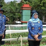 Bupati Blitar, Rini Syarifah, saat meninjau penanaman benih tembakau.