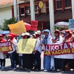 Warga dari Perumahan Griyashanta saat menyuarakan tuntutannya di PN Malang.