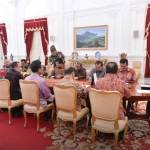 Gubernur Soekarwo dan 8 gubernur provinsi lain serta 2 pengurus pusat APPSI saat menghadap Presiden Jokowi membahas percepatan ekonomi daerah di Istana Merdeka. (foto: hms)