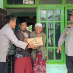 Kapolres Pasuruan saat berkunjung ke warga terdampak badai di Dusun Krajan, Desa Kepuh, Kecamatan Kejayan.