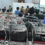 Rekapitulasi dan penetapan perolehan suara pileg kabupaten Situbondo di gedung bhayangkara. Ada yang keleahan, tadi malam (22/04). Foto:hadi prayitno/BANGSAONLINE

