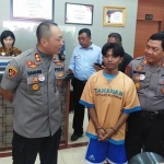 Kapolres Tuban AKBP Nanang Haryono menginterogasi tersangka Fathur Rosyidin saat rilis pers di mapolres.