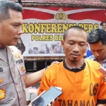 Tersangka yang menganiaya tetangganya sendiri diamankan di Mapolres Blitar.