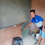 Pemilik warkop sedang menunjuk gembok yang dicongkel pelaku.