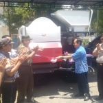 Manajer L&R Pertamina EP Asset 4 Field Cepu, Muhammad Ibnu Wardhana saat penyerahan bantuan mesin perontok padi.