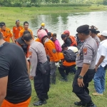 Proses evakuasi jenazah korban tenggelam.