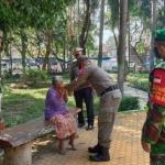 Petugas gabungan saat melakukan patroli dan memberikan masker kepada warga yang kedapatan tidak menggunakan masker. foto: ist.