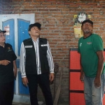 Wakil Bupati Sidoarjo, Subandi, saat sidak rumah tidak layak huni di Desa Singkalan, Kecamatan Balongbendo. Foto: ist
