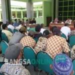 Suasana hearing antara warga Desa Rahayu dengan komisi C DPRD Tuban di kantor Kecamatan Soko. foto: SUWANDI/ BANGSAONLINE