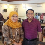 Menteri Sosial RI, Khofifah Indar Parawansa bertemu secara tak sengaja dengan Ketua DPP Partai Golkar, Zainuddin Amali di salah satu rumah makan di Surabaya.?