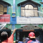 Petugas pemadam kebakaran saat berjibaku memadamkan api.