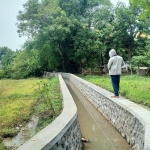 Kondisi saluran mercu dan sayap hilir Bendungan Mojokopek usai direhab.