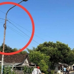 Salah satu kabel internet yang terpasang di sejumlah tiang PJU.
