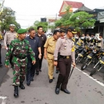 Pemeriksaan kendaraan taktis oleh Kapolres Tulungagung diikuti anggota Forpimda Tulungagung. 