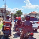 Warga Gresik tetap memadati jalan meski pemerintah mengimbau di rumah saja selama wabah Covid-19. foto: SYUHUD/ BANGSAONLINE