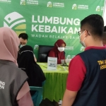 Tim Kesehatan RSUD SLG Kabupaten Kediri saat melakukan pemeriksaan terhadap warga. Foto: MUJI HARJITA/ BANGSAONLINE