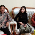 MINTA DOA RESTU: Virzha saat bertemu dengan Wabup Sidoarjo dan istri, Selasa (12/3). foto: MUSTAIN/ BANGSAONLINE