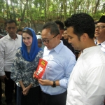 Zulkifli Hasan saat bersama Emil Elistianto Dardak dan isterinya Arumi Bachsin di Trenggalek, Selasa (24/4/2018). foto: BANGSAONLINE