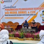 Dir Pusat Studi Konstitusi dan Otonomi IAIN Tulungagung Dr. Dian Ferricha, S.H., M.H. (berdiri) Ketua Bawaslu Kabupaten Kediri Sa