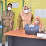 Wabup Aminatun Habibah didampingi Kades Morobakung Muhammad Askur Farid dan Camat Manyar Zainul Arifin melihat layanan di Desa Morobakung. foto: SYUHUD/ BANGSAONLINE