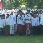 Para peserta upacara dalam rangka peringatan Hari Santri Nasional di Alun-alun Bojonegoro.