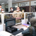 Bupati Yuhronur saat sidak pelayanan publik di stan Disdukcapil MMP Lamongan.