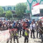 Aliansi Massa Pribumi Menggugat aksi di gedung DPRD Jatim. Mereka menuntut pembongkaran patung dewa perang di Tuban?. Foto : didi rosadi