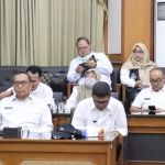 Sekda Gresik, Achmad Washil Miftahul Rachman (kiri) saat rapat anggaran dengan DPRD. foto: ist.