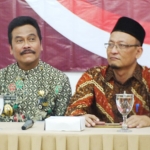 Ketua PKB Gresik Moh. Qosim bersama Ketua Golkar Gresik Ahmad Nurhamim dalam suatu acara. foto: SYUHUD/ BANGSAONLINE