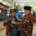 Bupati Sidoarjo H SaifulIlah memakaian baju batik kepada CJH di Pendopo Delta Wibawa, Jumat (10/8). foto: ist