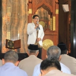 Dr H Agus Ali Fauzi, PGD Pall Med (ECU) yang memberikan motivasi kepada anggota kepolisian.