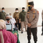 Vaksinasi Bakti Bhayangkara untuk Negeri bersama PWNU Jatim di Yayasan Pendidikan Ma’arif (YPM) Sepanjang, Taman, Sidoarjo, Selasa (14/9/2021). (foto: ist)