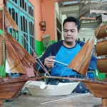 Sail (46) warga Perunggahan Wetan, Kecamatan Semanding, Kabupaten Tuban saat membuat kapal pinisi dari bambu