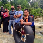 Tony Widianto, Kabid Destinasi (kaos biru dan pakai topi) bersama Pokdawis Desa Pandean Kecamatan Dongko. foto: HERMAN/ BANGSAONLINE