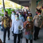 Wali Kota Risma saat mendampingi Menkes Terawan mengunjungi Pasar Genteng. (foto: YUDI A/ BANGSAONLINE)