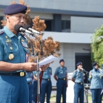 Panglima Koarmada II, Laksamana Muda TNI Heru Kusmanto saat memimpin apel khusus.