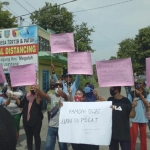 Warga Desa Sumberagung yang kembali unjuk rasa menuntut oknum perangkat desanya yang selingkuh segara mundur. (foto: AAN AMRULLOH/ BANGSAONLINE)
