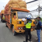 Petugas Satlantas Polres Gresik saat menindak truk odol. Foto: SYUHUD/ BANGSAONLINE.com