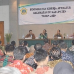 Bupati Sambari bersama para narasumber saat menyosialisasikan pencanangan zona integritas bagi seluruh kecamatan. foto: ist