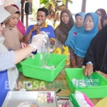 Para istri nelayan di Sukorejo, Kebomas ketika mempraktekkan membuat aneka olahan masakan dari ikan. foto: SYUHUD/ BANGSAONLINE