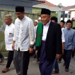 Foto inilah yang kini viral. Foto ini diambil saat Sandiaga Uno jadi pembicara di Pondok Pesantren Amanatul Ummah Desa Kembangbelor Pacet Mojokerto Jawa Timur, Sabtu (10/6/2017). Tampak Sandiaga Uno bersama Kiai Asep sedang menuju tempat seminar tersebut. Foto: istimewa