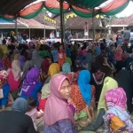 Cabup dan Cawabup Farid-Sudarmawan saat mengunjungi Desa Durin Barat, Kecamatan Konang, Kabupaten Bangkalan, Senin (21/5).