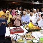 Tasyakuran ulang tahun Gubernur Jawa Timur, Khofifah Indar Parawansa bersama keluarga, kerabat, dan 200 tukang becak di halaman belakang Gedung Negara Grahadi. foto: ist