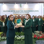 Ketua IIDI Kota Kediri yang baru, Diana Herawati Yudi (kanan) saat menyerahkan cinderamata mata kepada Ketua IIDI Kota Kediri sebelumnya, Madu Sari Heru. (Ist). 